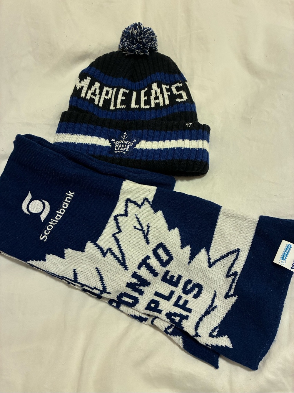 Leafs Hat & Scarf